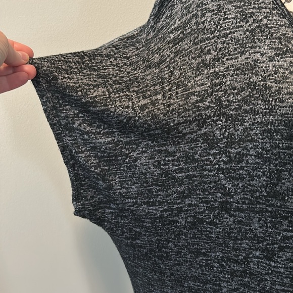 NWOT.  Woman’s cap sleeve, round neckline blouse in black & white heathering. - Picture 4 of 8